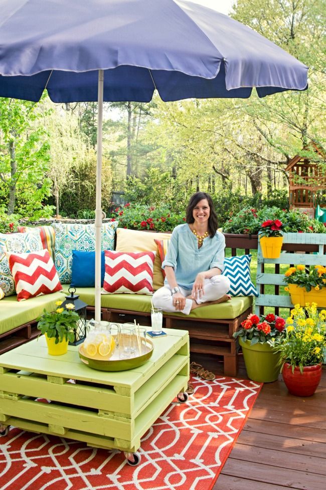 DIY Pallet Patio Table with Umbrella Shade Creative Pallet Furniture Ideas