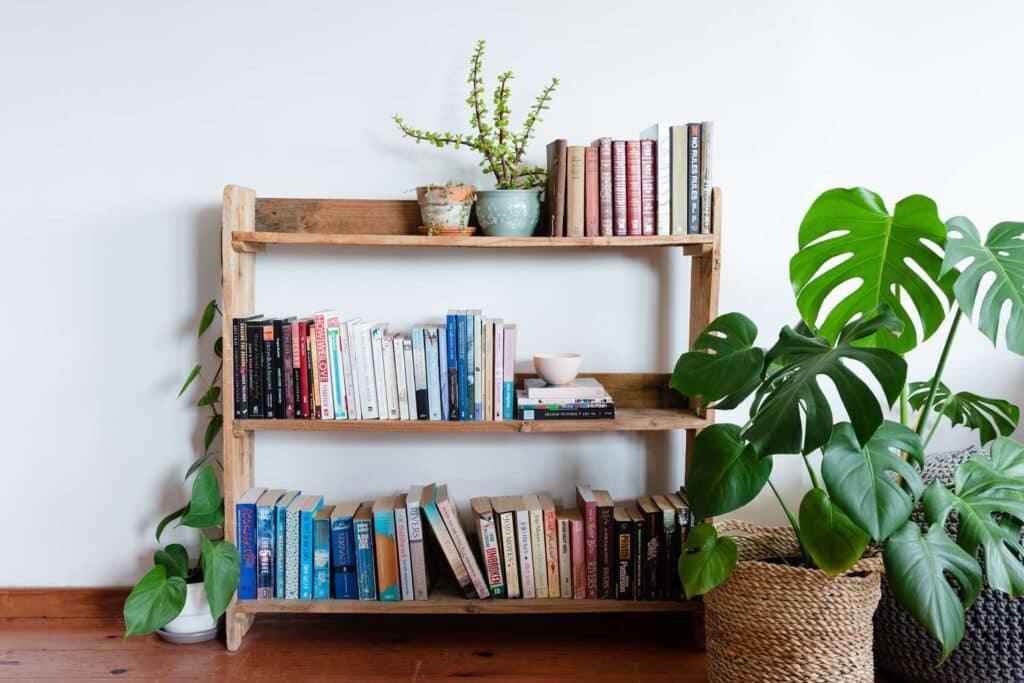 DIY Wood Pallet Bookshelf Upcycling for Stylish Storage