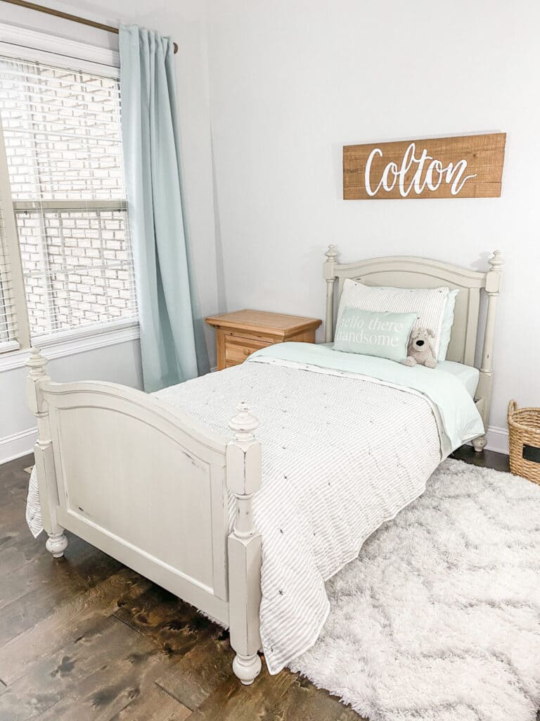 1: Revitalize Your Bedroom: The Beauty of a Chalk-Painted Bed